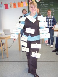 Das Foto zeigt die fachspezifische Kompetenz einer Lehrerin im Fach Sozialkunde.