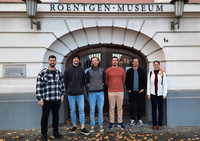 Gruppenfoto mit sechs Personen vor dem Eingangsportal des Roentgen-Museums