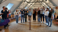Das Bild zeigt eine Gruppe Anwärter*innen des Studienseminars für BBS Neuwied in einem Raum beim Ausprobieren des Spiels Tower of Power zur Teambildung