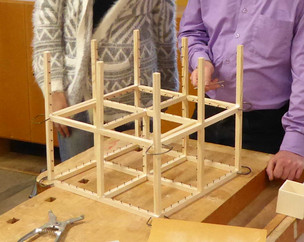 Das Bild zeigt ein im Bau befindliches Koordinatensystem mit acht Quadranten.