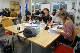 Anwärterinnen und Anwärter arbeiten in den Räumen des Studienseminars