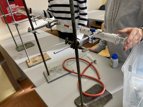 Schülerinnen bei der Handhabung verschiedener Laborausrüstung
